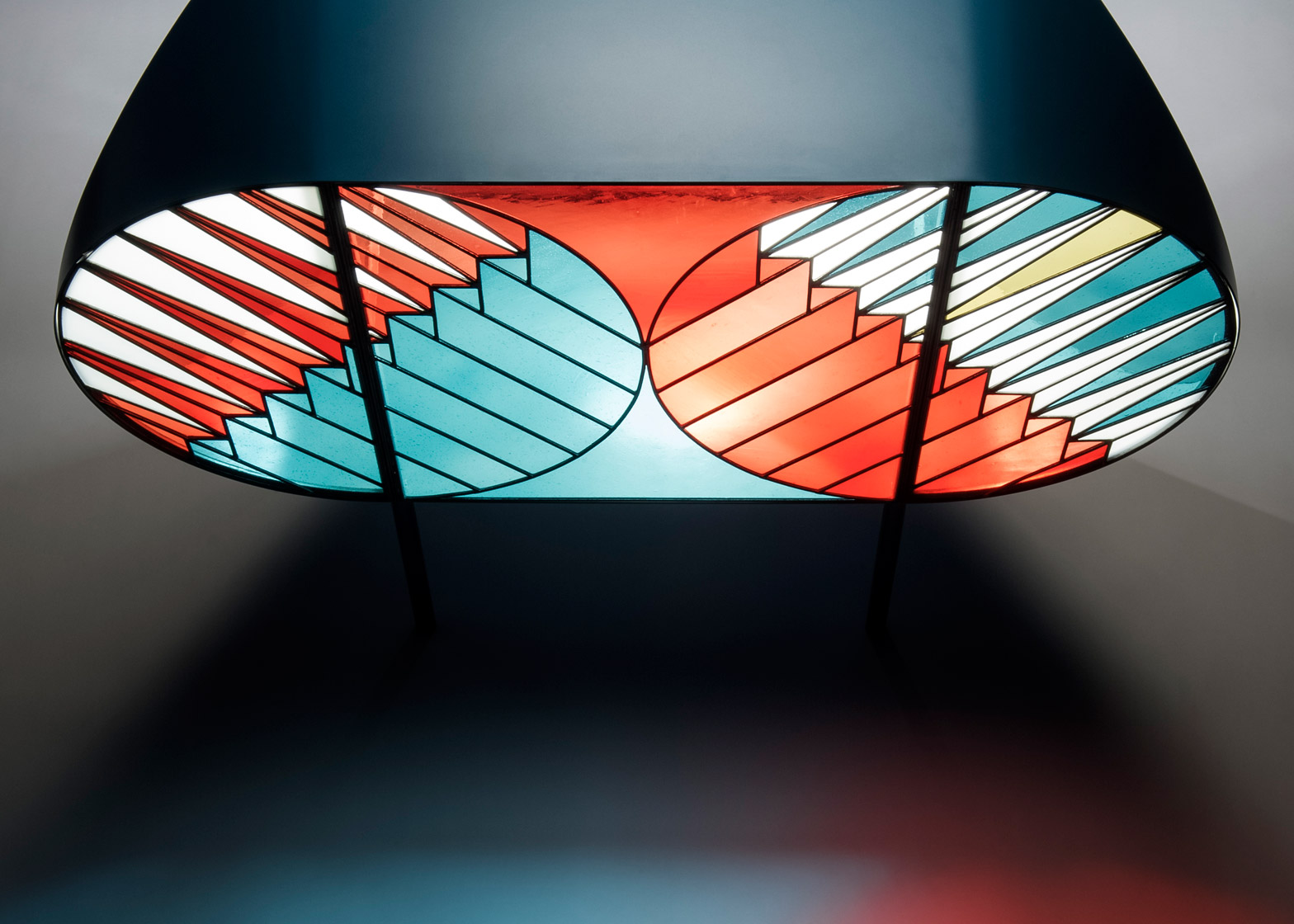 MDW: Cintos de malha amarram almofadas no sof&aacute; de Patr&iacute;cia Urquiola