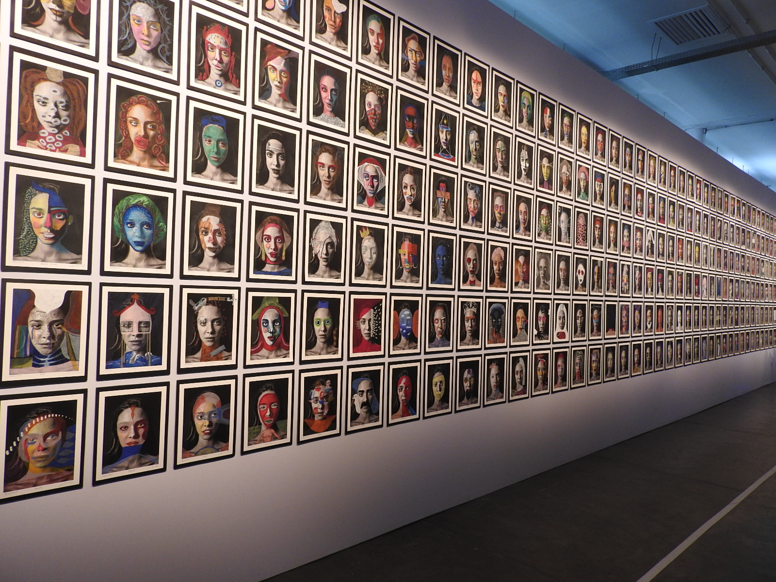 Modelo e artista pl&aacute;stica exp&otilde;e quadros no SPFW