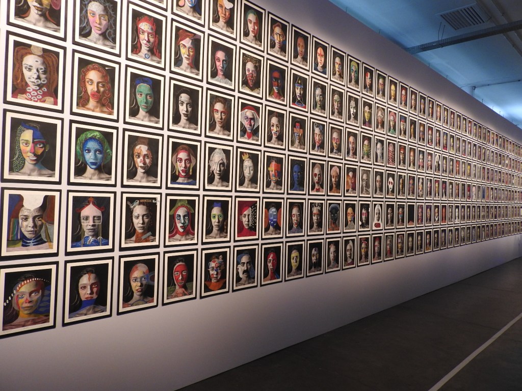 Modelo e artista plástica expõe quadros no SPFW