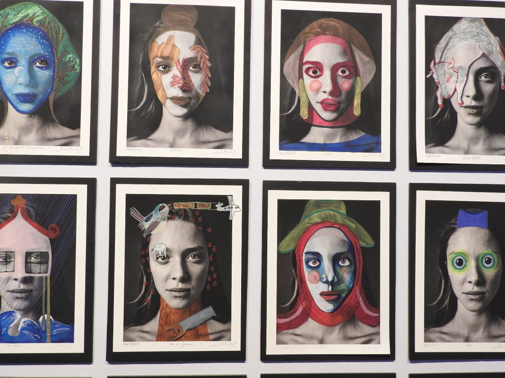 Modelo e artista plástica expõe quadros no SPFW