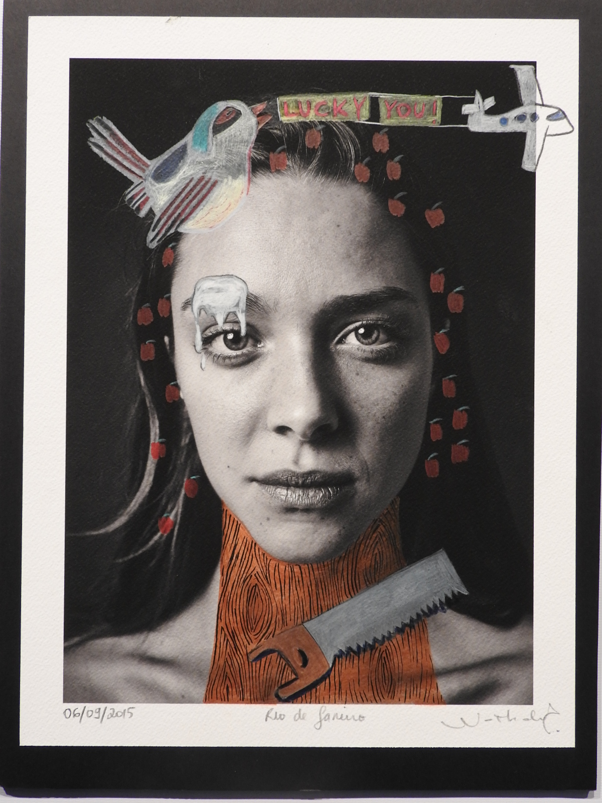 Modelo e artista pl&aacute;stica exp&otilde;e quadros no SPFW