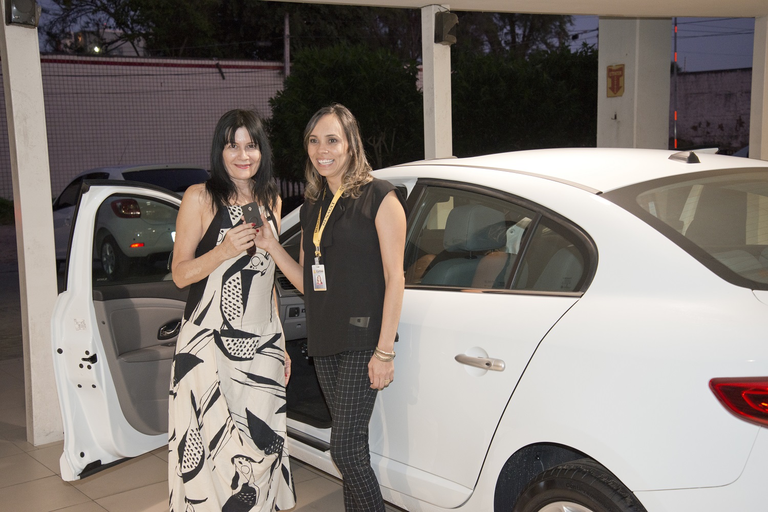 Renault entrega carro para vencedora do concurso Garagens!