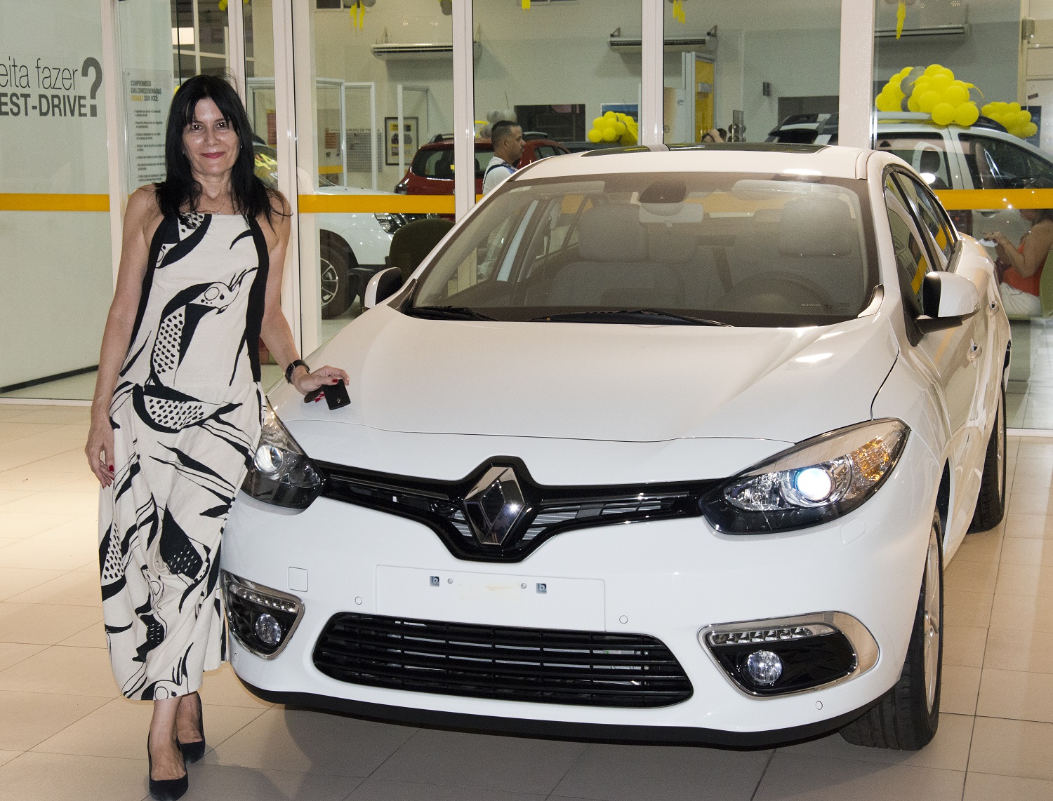 Renault entrega carro para vencedora do concurso Garagens!