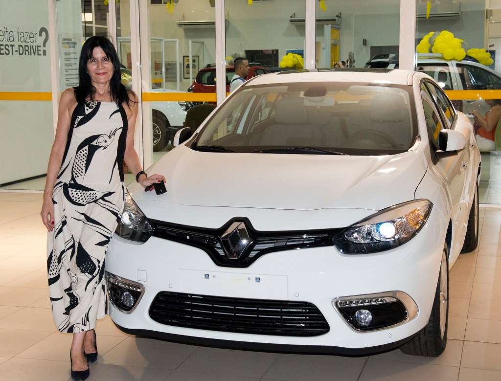 Renault entrega carro para vencedora do concurso Garagens!