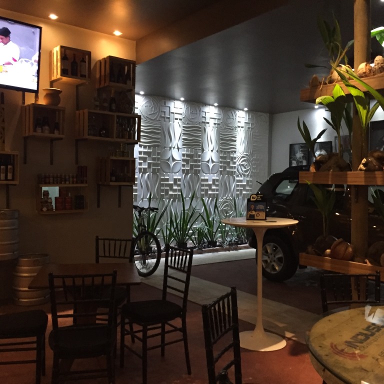 Garagem integrada a restaurante une aventura e sustentabilidade