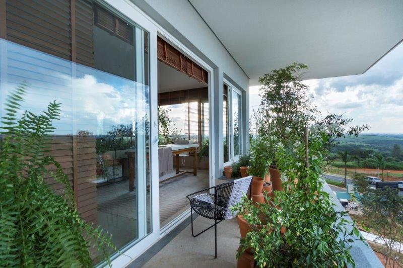 Madeiras e tons de cinza criam clima relaxante na Sala do Bem-Estar