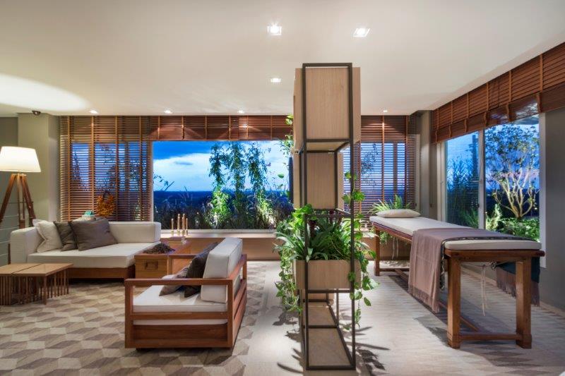 Madeiras e tons de cinza criam clima relaxante na Sala do Bem-Estar