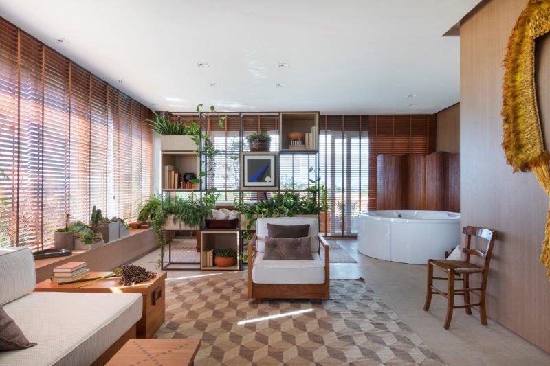 Madeiras e tons de cinza criam clima relaxante na Sala do Bem-Estar