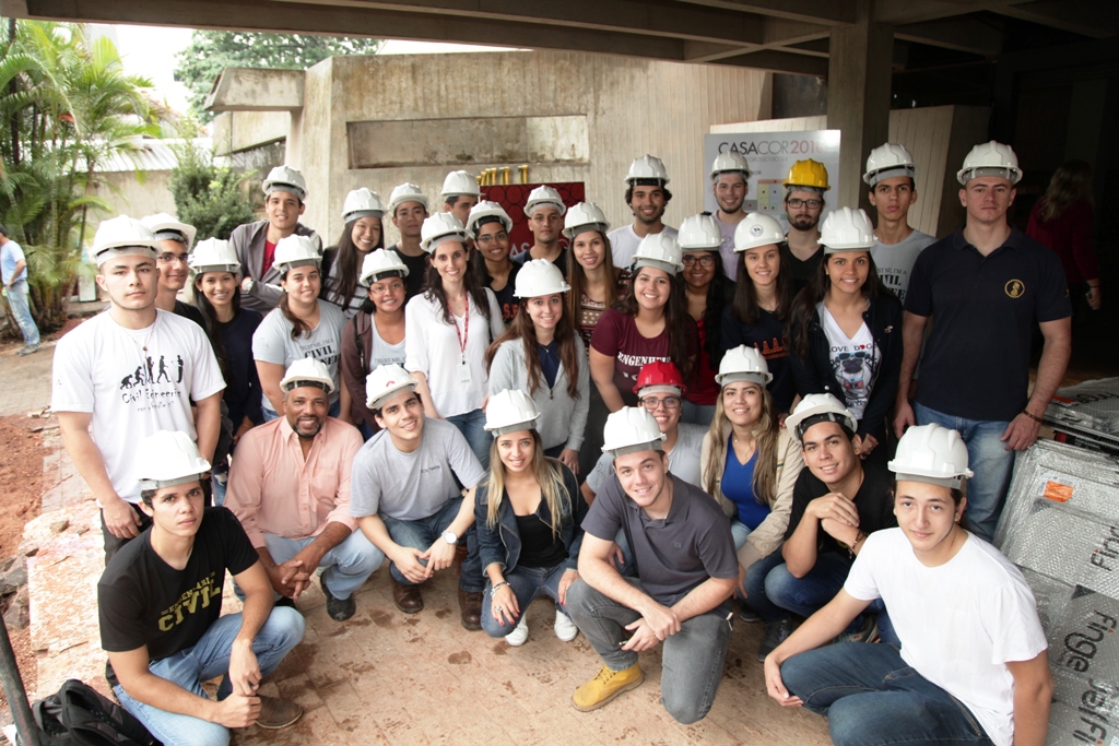 Grupo de estudantes visitam as obras da CASA COR MS 2016