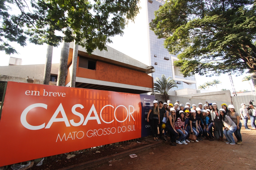 Grupo de estudantes visitam as obras da CASA COR MS 2016