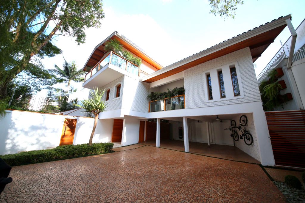 Garagem com jardim integrado possui mais de 100 m&sup2;