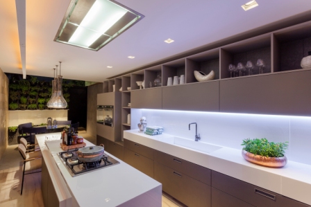 Otimiza&ccedil;&atilde;o de espa&ccedil;o &eacute; destaque em Cozinha Gourmet da CASA COR Minas