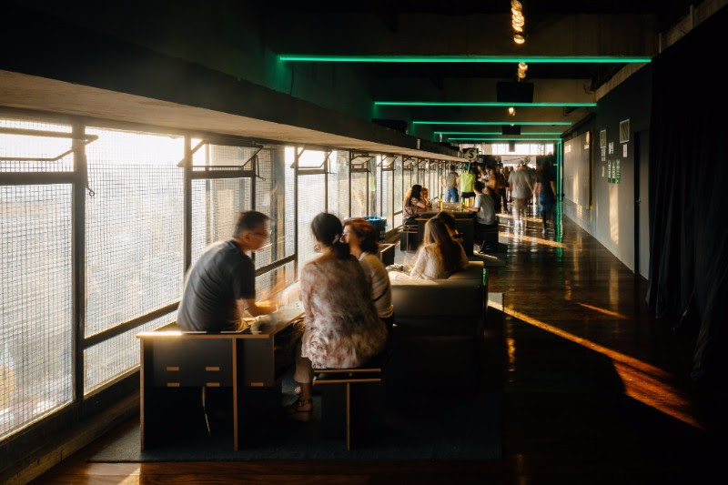 Instala&ccedil;&atilde;o em forma de estrela muda de cor conforme movimento humano