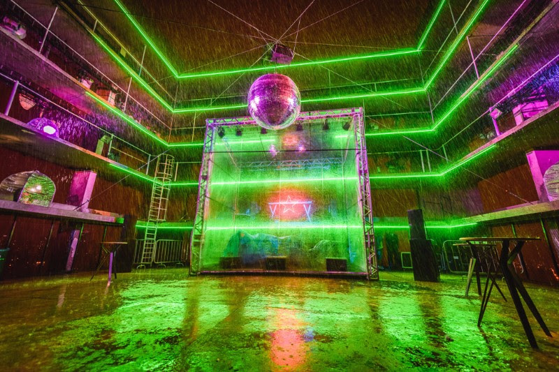 Instala&ccedil;&atilde;o em forma de estrela muda de cor conforme movimento humano