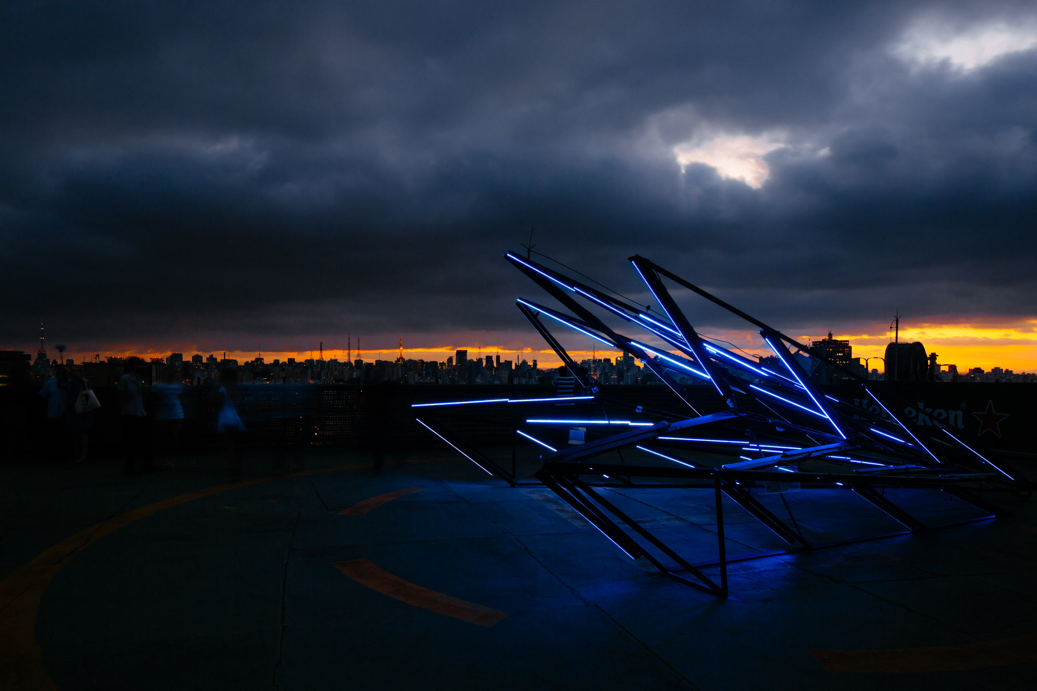 Instala&ccedil;&atilde;o em forma de estrela muda de cor conforme movimento humano