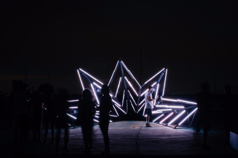 Instala&ccedil;&atilde;o em forma de estrela muda de cor conforme movimento humano