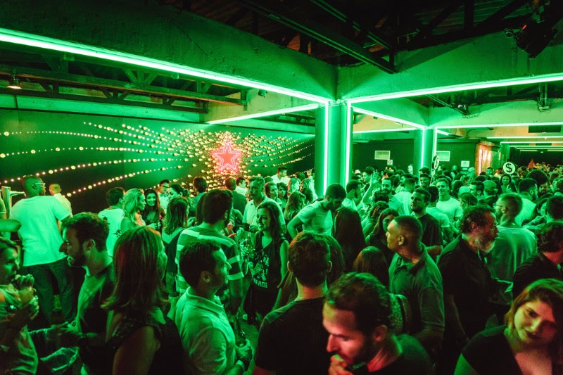 Instala&ccedil;&atilde;o em forma de estrela muda de cor conforme movimento humano