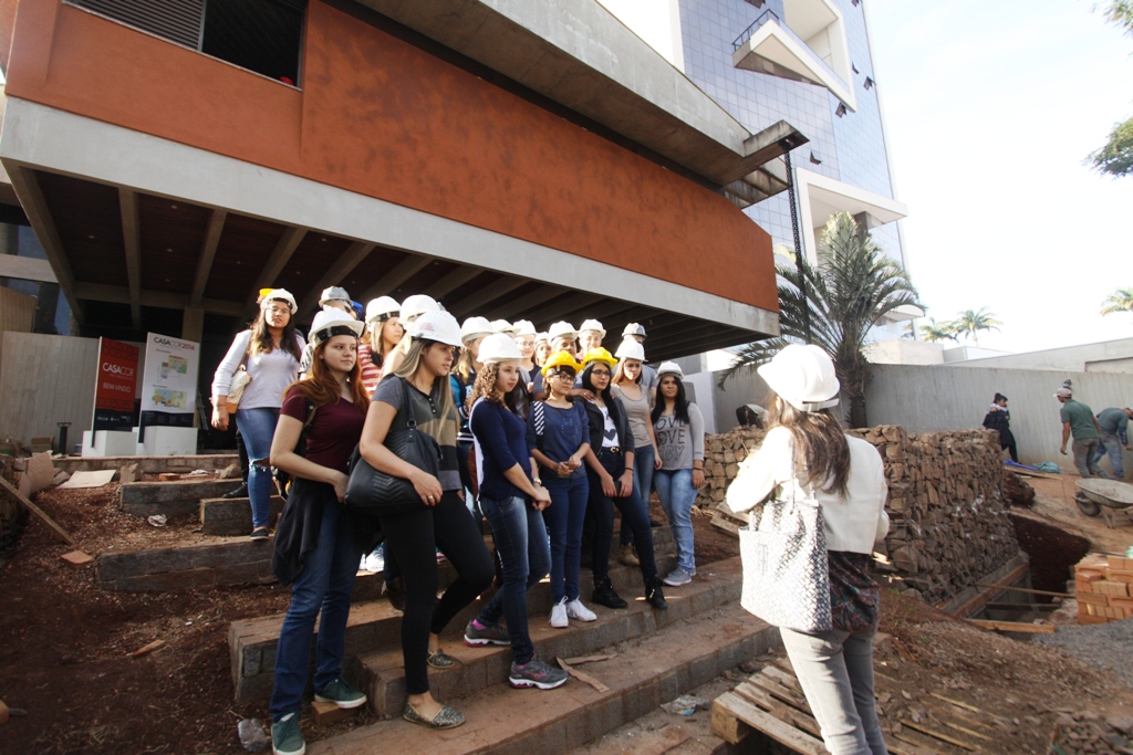 Grupo de estudantes visitam as obras da CASA COR MS 2016