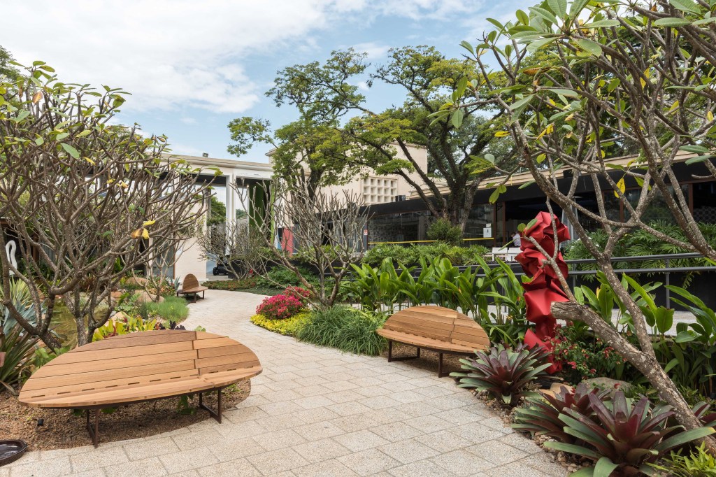 CASACOR SP: Praça reúne espécies tropicais e design nacional