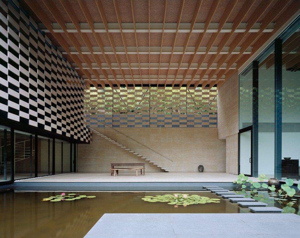 A obra e a visão de Kengo Kuma em exposição na JAPAN HOUSE
