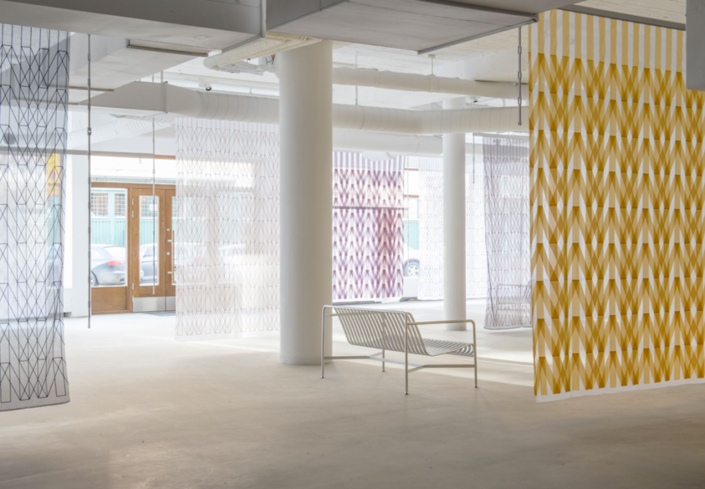 Irmãos Bouroullec criam cortinas bordadas em jogo de tons e luzes