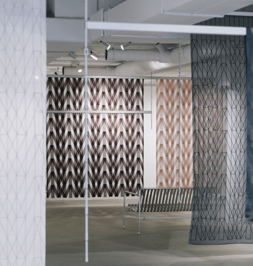Irmãos Bouroullec criam cortinas bordadas em jogo de tons e luzes