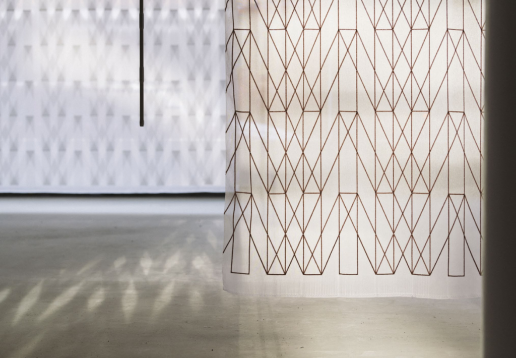 Irmãos Bouroullec criam cortinas bordadas em jogo de tons e luzes