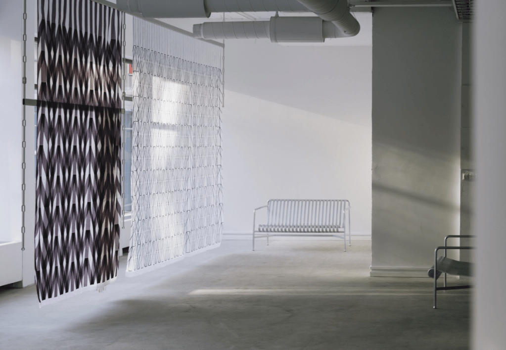 Irmãos Bouroullec criam cortinas bordadas em jogo de tons e luzes