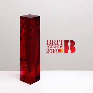 Anish Kapoor é o 1º escultor a criar um troféu para o BRIT Awards