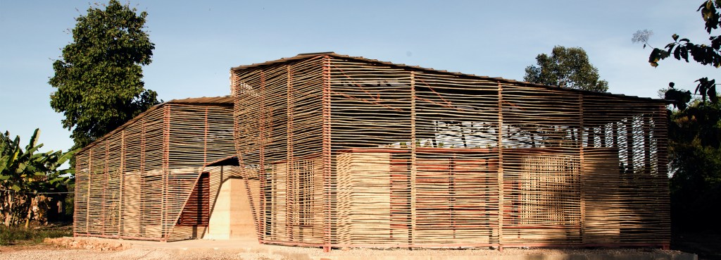 Estúdios constroem escola de taipa e bambu para refugiados e migrantes