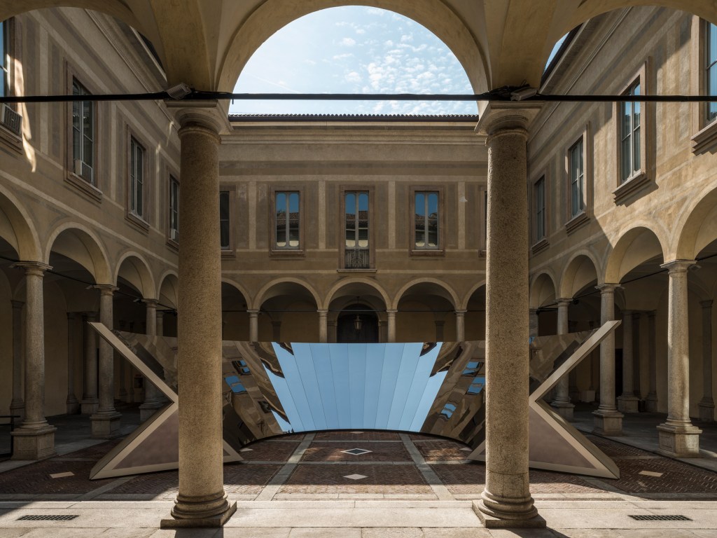 cos-phillip-k-smith-iii-open-sky-milan-design-week_dezeen_2364_col_2 Open Sky: a instalação reflexiva da COS na Milan Design Week 2018
