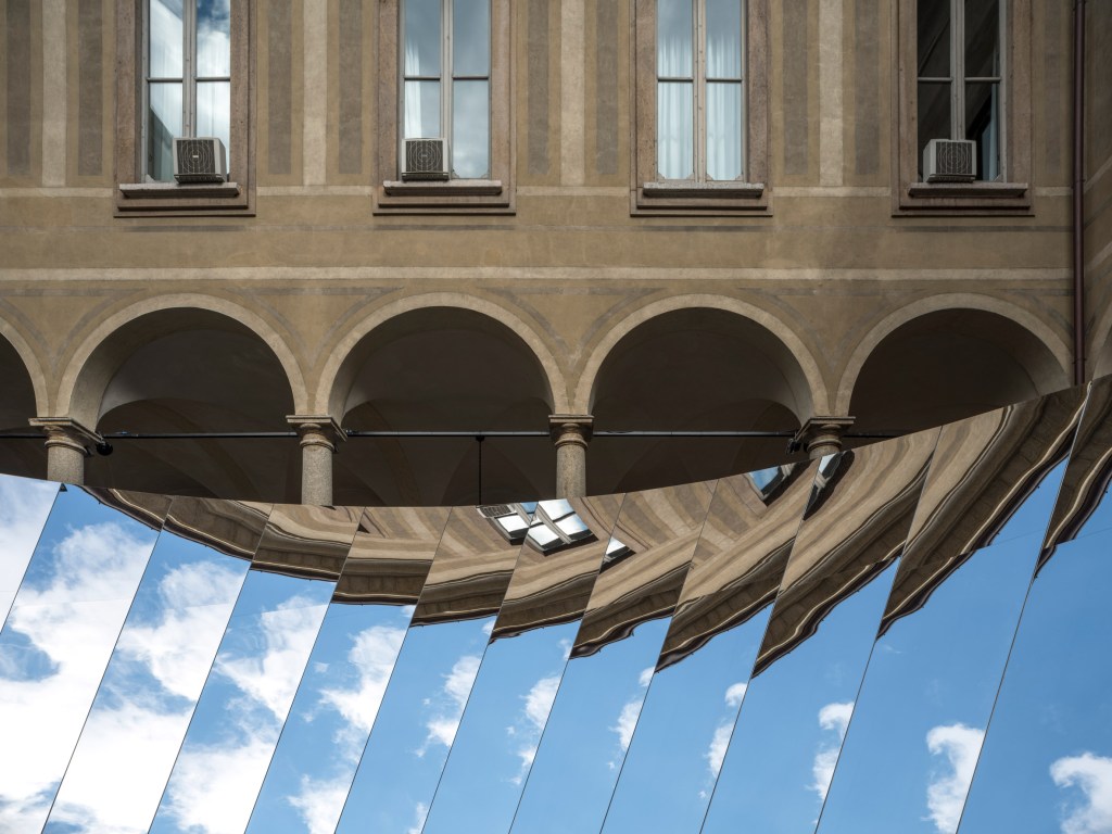 cos-phillip-k-smith-iii-open-sky-milan-design-week_dezeen_2364_col_7 Open Sky: a instalação reflexiva da COS na Milan Design Week 2018