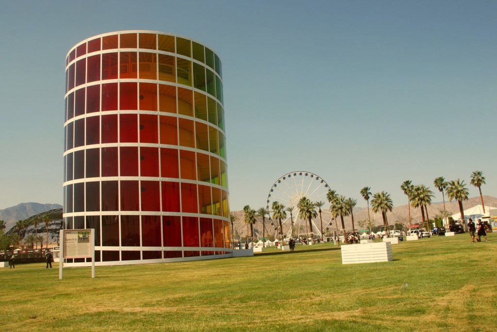 la-lb-media-spectra-20180413-111849 Instalações de arte se fundem à experiência musical do Coachella 2018