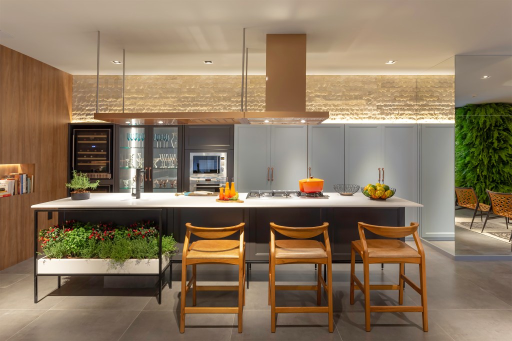 CASACOR Itapema 2018: Cozinha de Estar com todas funções de uma casa
