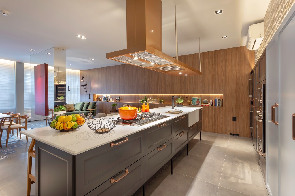 CASACOR Itapema 2018: Cozinha de Estar com todas funções de uma casa