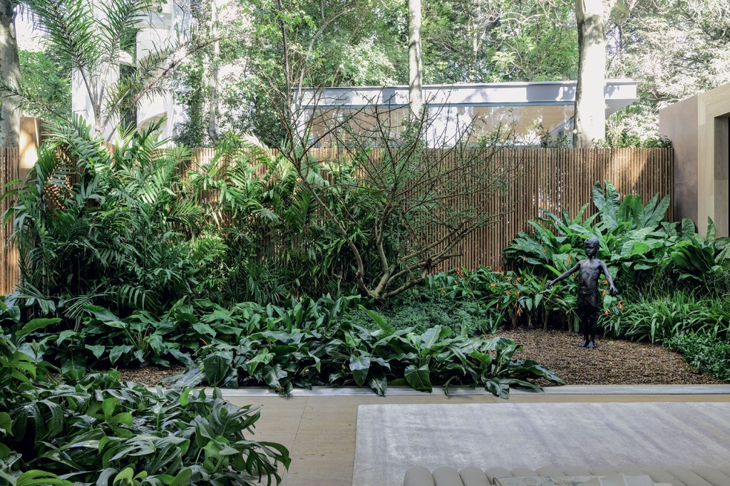 Vegetação exuberante de jardim se integra à arquitetura na CASACOR SP 2018