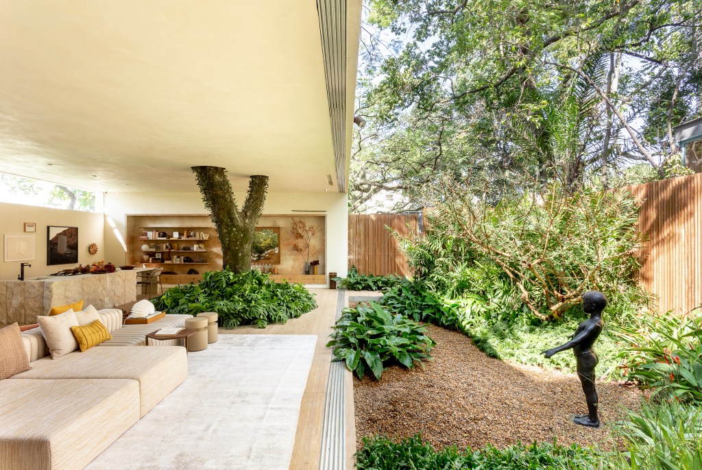 CASACOR SP: Suite Arquitetos projeta casa com uma árvore no meio do estar