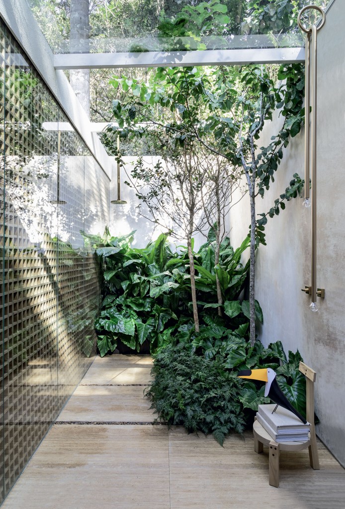 Vegetação exuberante de jardim se integra à arquitetura na CASACOR SP 2018