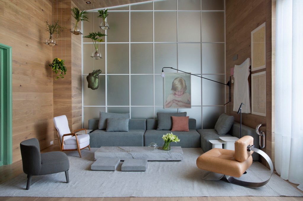 nildo jose – loft ninho CASACOR SP: caixa-mezanino abriga quarto, banheiro e jardim no Loft Ninho