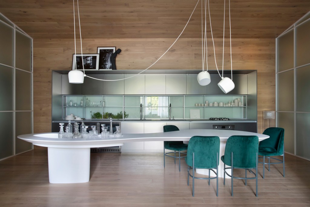 nildo jose – loft ninho CASACOR SP: caixa-mezanino abriga quarto, banheiro e jardim no Loft Ninho