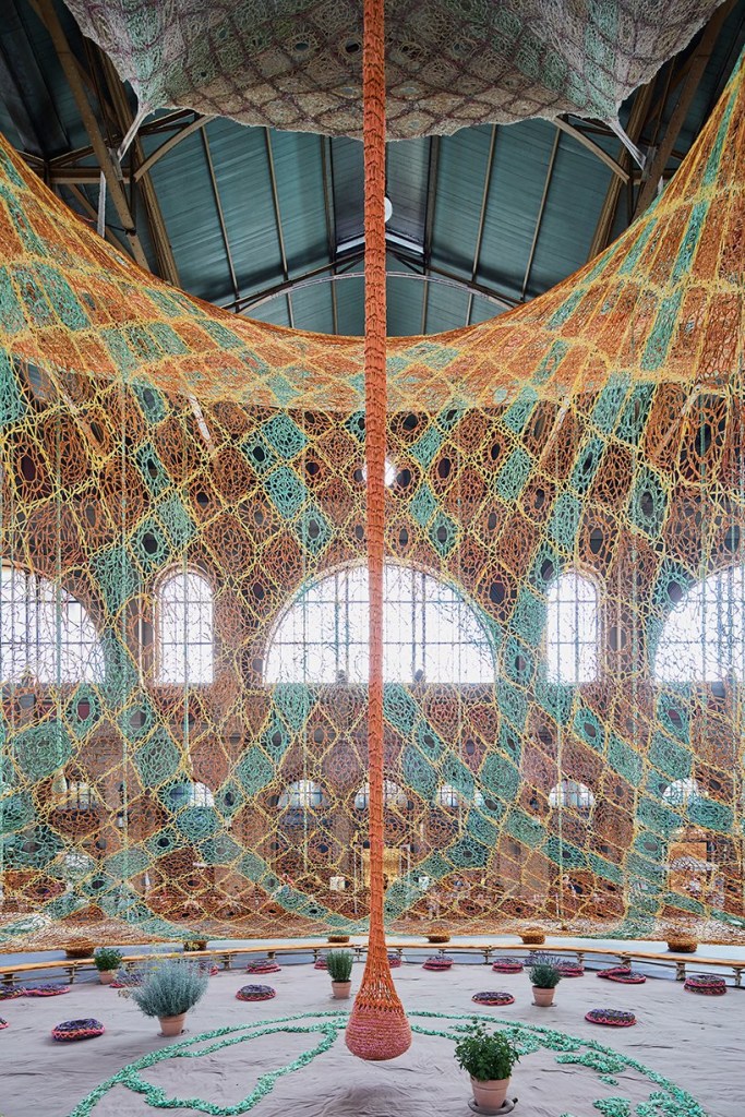 Ernesto Neto leva a Amazônia para estação de Zurique, na Suiça