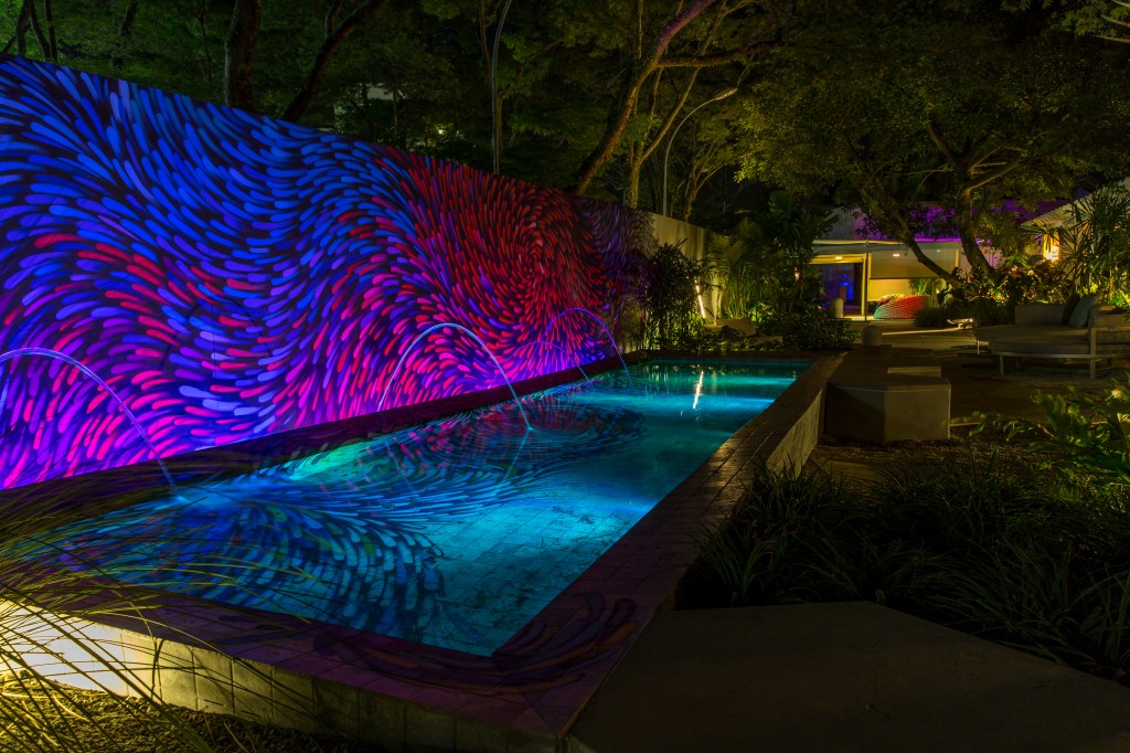 A iluminação é a protagonista no jardim pré-fabricado da CASACOR SP 2018