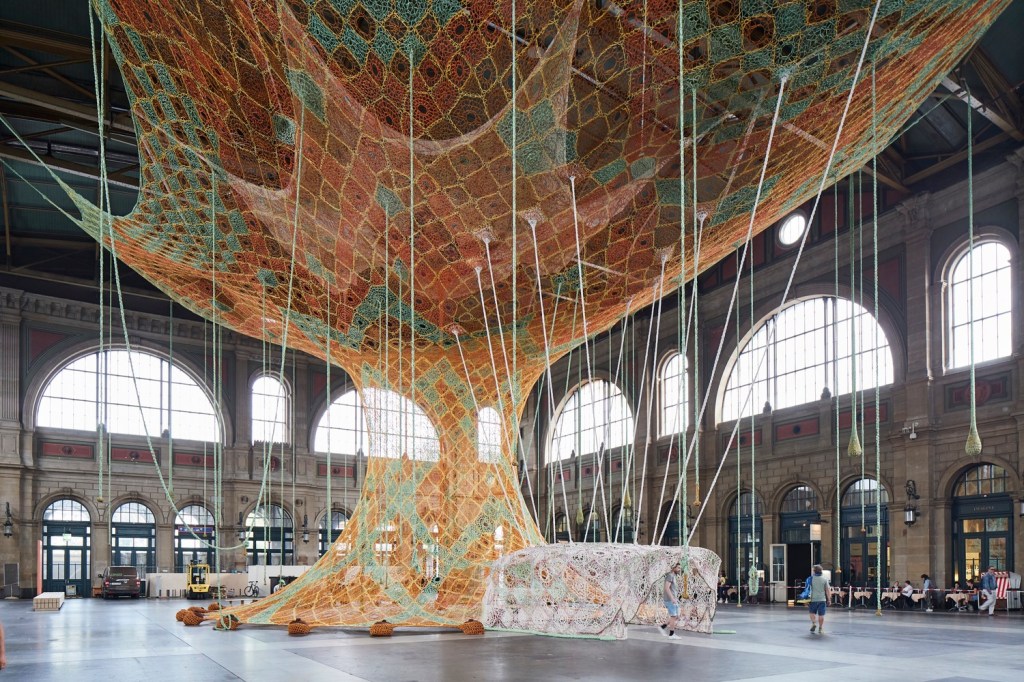 Ernesto Neto leva a Amazônia para estação de Zurique, na Suiça