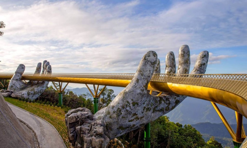 1400 Mãos de pedra envolvem a Cau Vang, a nova ponte dourada do Vietnã