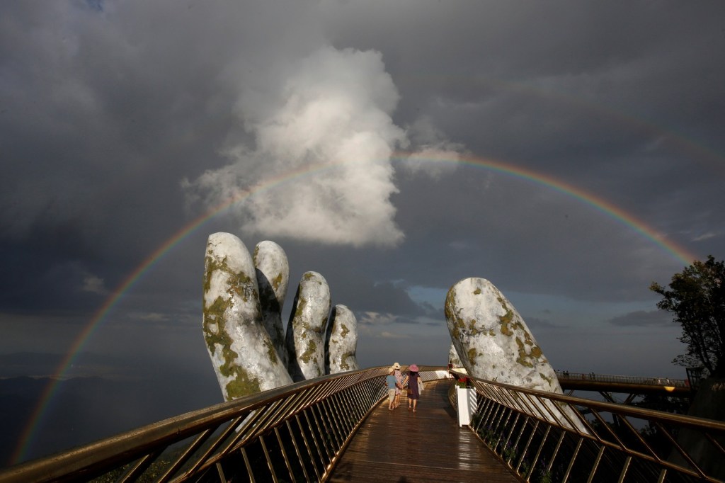 2018-08-01t124231z-385861016-rc12d51ab7f0-rtrmadp-3-vietnam-bridge Mãos de pedra envolvem a Cau Vang, a nova ponte dourada do Vietnã