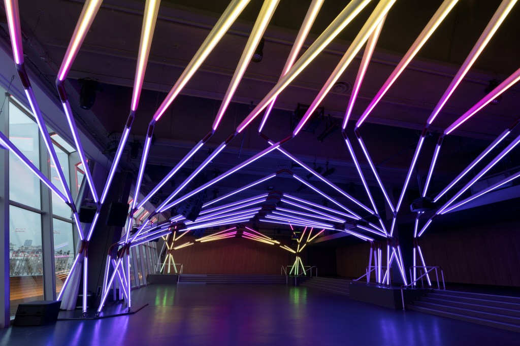 Árvores de LED, por Guto Requena, invadem pista de dança em Paris