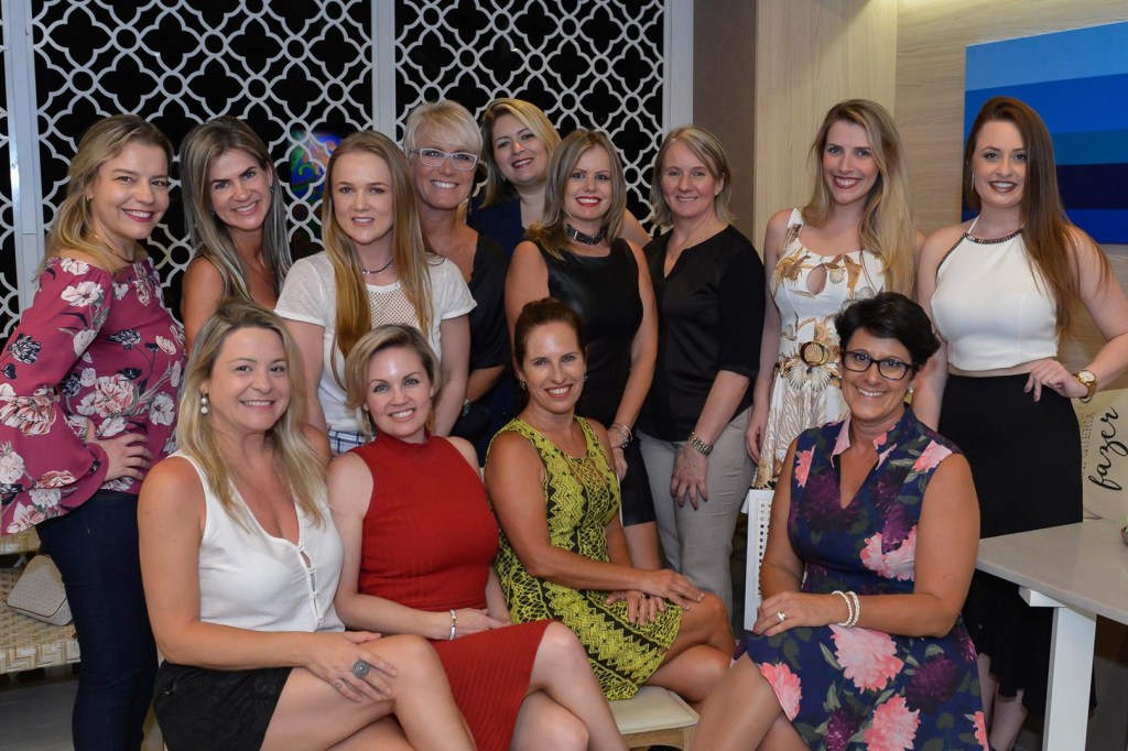 Equipe CASACOR SC com convidadas da noite_carlosalves_eventosemfotos-203 A CASACOR SC 2018 encerra edição com festa no ambiente Casa Areia