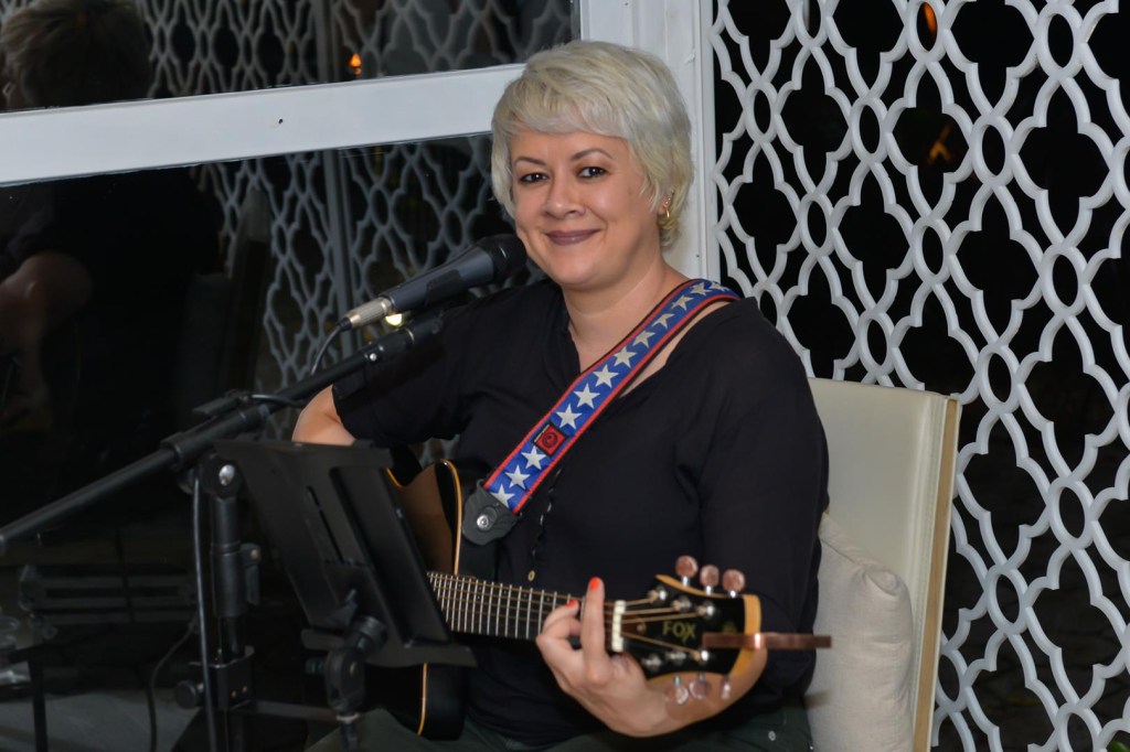 Festa teve música ao vivo com a cantora Alessandra_carlosalves_eventosemfotos-61 A CASACOR SC 2018 encerra edição com festa no ambiente Casa Areia