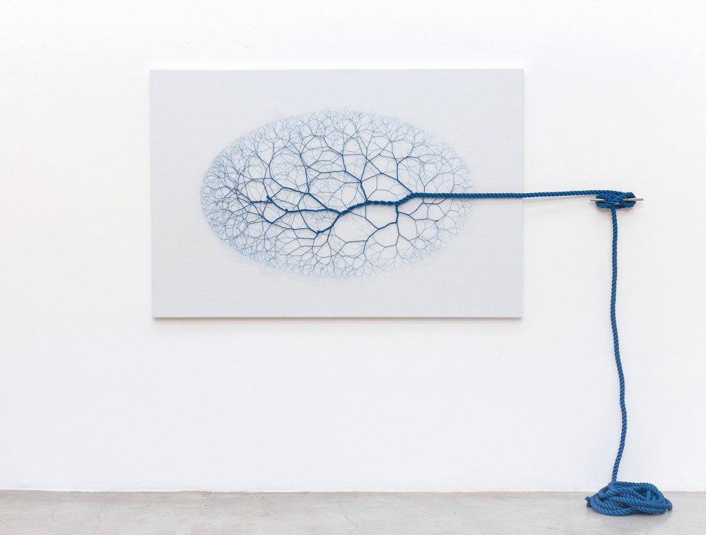 Janaina Mello Landini Ciclotrama 122 (vento) , 2018 15m de corda de nylon azul diametro 24mm sobre vela de barco e cunho de amarração em aço inoxidável 120 x 180 cm Brasileiros marcam presença nos eventos satélite da Miami Art Week 2018