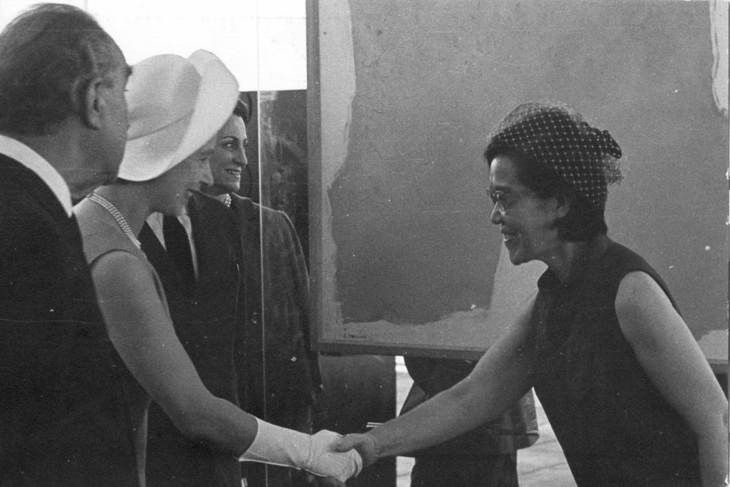 Tomie-Ohtake-e-rainha-Elisabeth-II-da-Inglaterra–e1507558051441 O MASP completa 50 anos! Veja uma breve história do museu